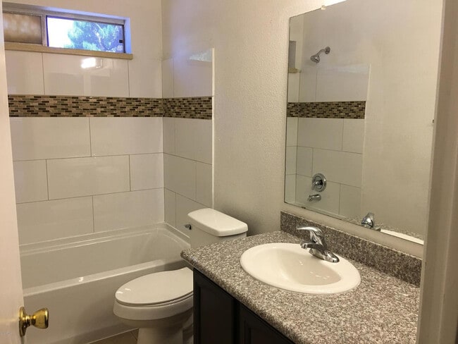 Building Photo - 2813 N Evergreen St