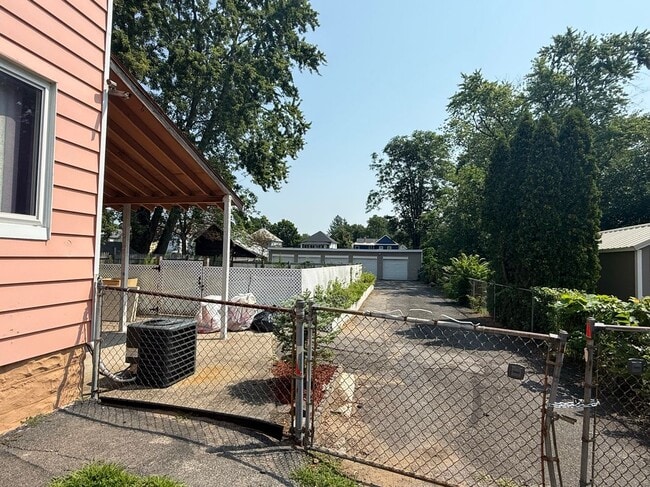 Building Photo - 1017 Hegeman St