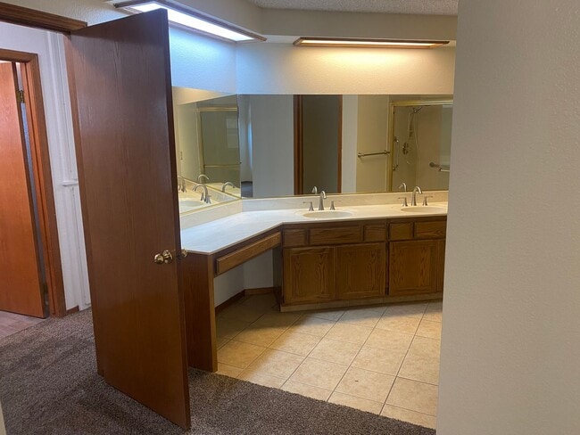 Building Photo - 3 Bedroom 2 Bathroom Golden West school di...