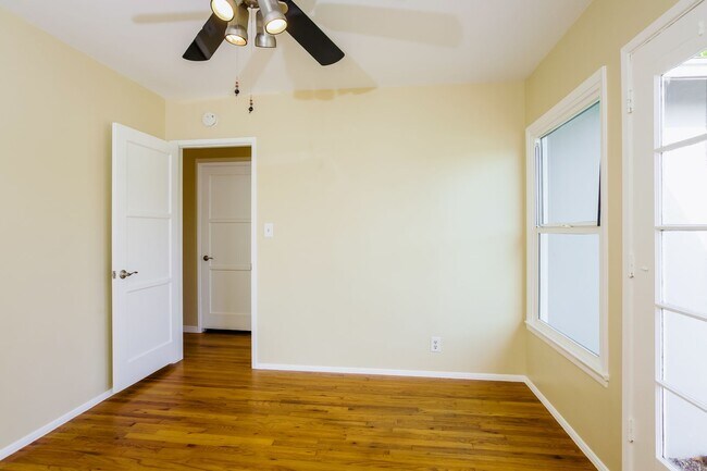 Building Photo - **LAKEWOOD HOME** THREE BEDROOMS-ONE BATH** $3950.00