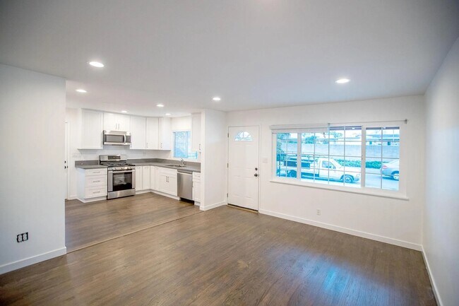 Building Photo - 2207 E Daily Dr