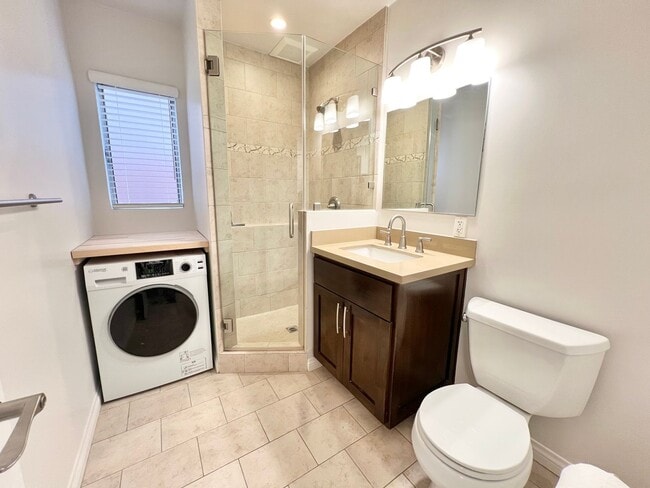 Building Photo - Modern 2 Bedroom Peninsula Gem Steps from the Shore