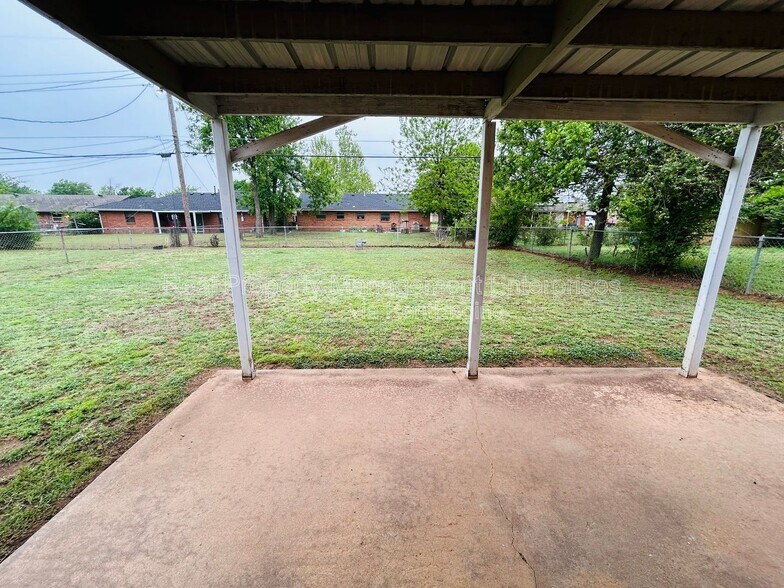 Building Photo - 633 Lotus Ave