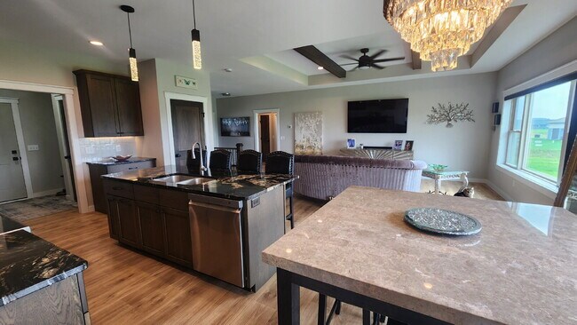 Building Photo - 5 Bedroom, 3 Full Bathroom House with 3 Ca...