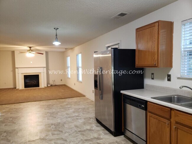 Building Photo - Gorgeous Brick Home with Golf Course / Lak...