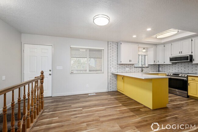 Building Photo - 10328 Countrywood Dr