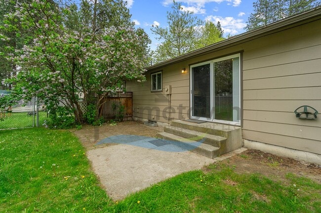 Building Photo - 2 Bedroom 1 Bath Home with Attached Garage...