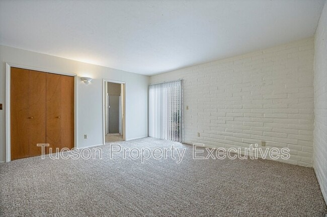 Building Photo - 3534 N Palmer Dr