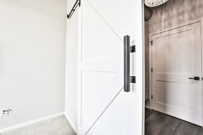 Building Photo - 6 S Laflin St