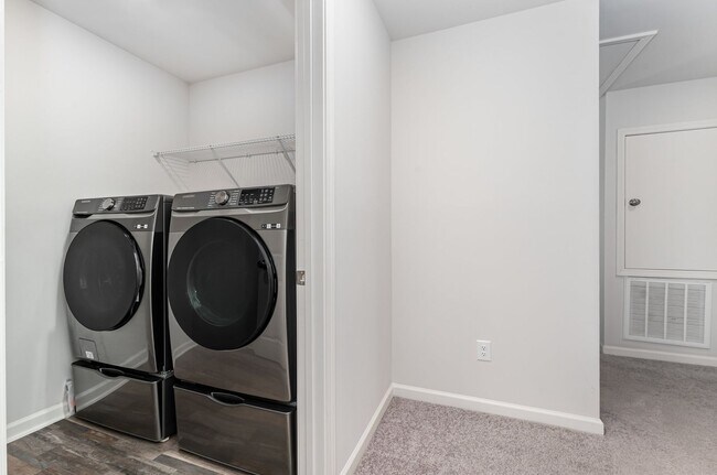 Building Photo - Recent Rent Reduction! Recent Rent Reducti...