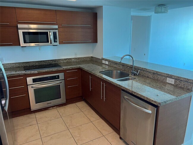 Building Photo - 2641 N Flamingo Rd