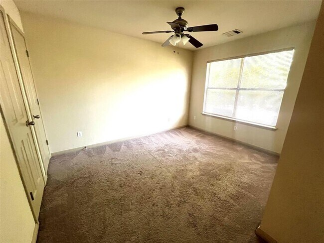 Building Photo - 5413 Roosevelt Ave