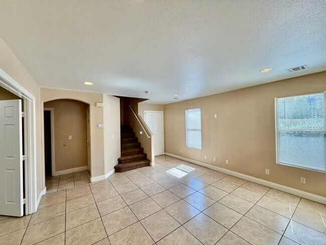 Building Photo - Very nice 2 story single family house