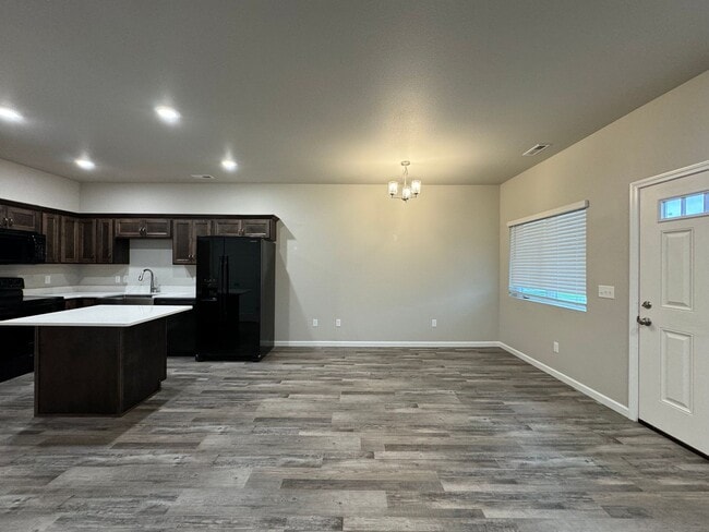 Building Photo - Townhome 2 Blocks from Legacy High School!