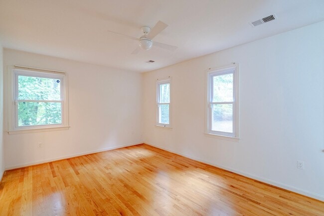 Building Photo - Fabulous 4 Bed 2.5 Bath Colonial With Pati...