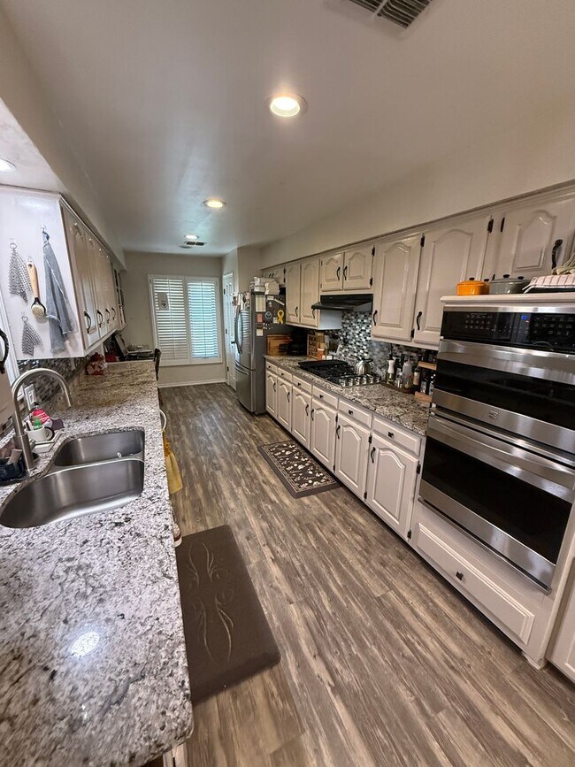 Building Photo - Available July 1st! 3/2/2 in Preston Smith