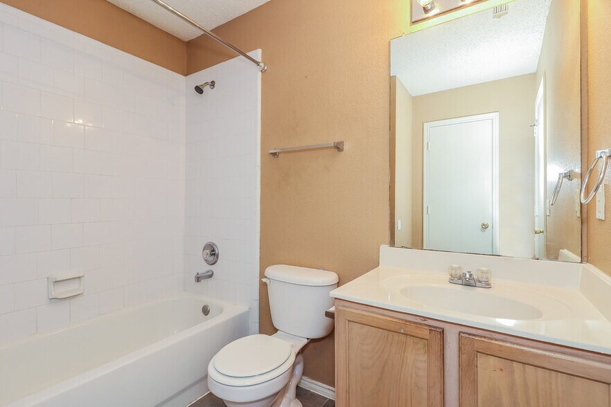 Building Photo - 6901 Baybridge Dr