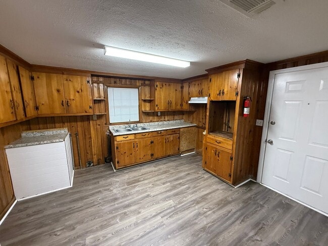 Building Photo - Spacious 3 Bedroom 1  Bath home with Appli...