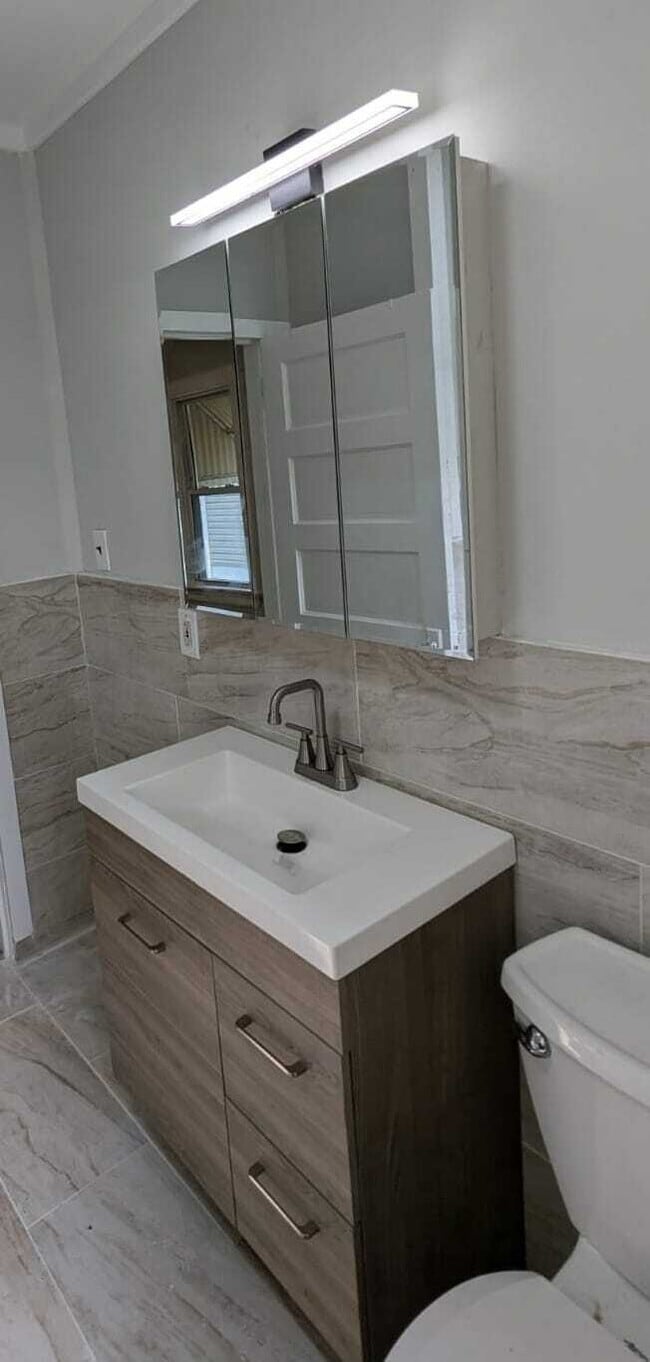 Building Photo - 15 Locust Ave