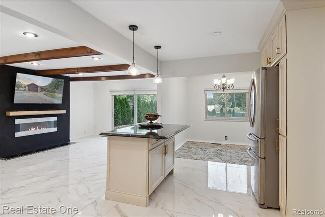 Building Photo - 23944 Fordson Dr