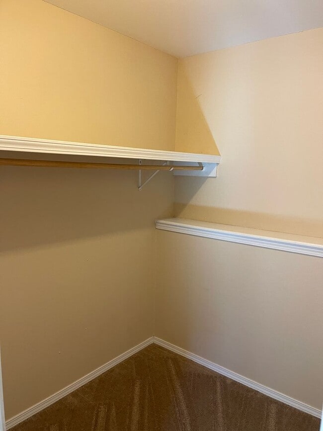 Building Photo - Available November 21st!   6 Month lease