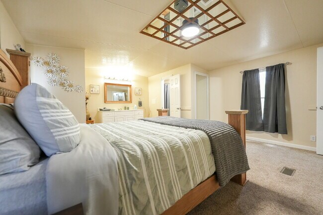 Building Photo - Modern Furnished 2 Bed/2 Bath Home • Laundry • Internet Included