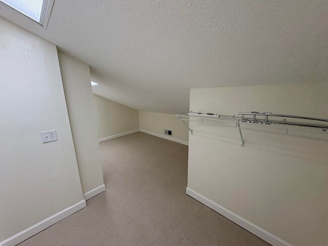 Building Photo - **$1,000 Move-in Special** 2 Bedroom in Bl...