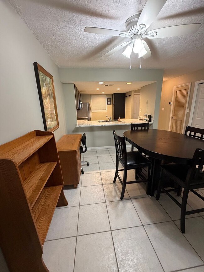 Building Photo - Coastal Living in the Heart of Destin