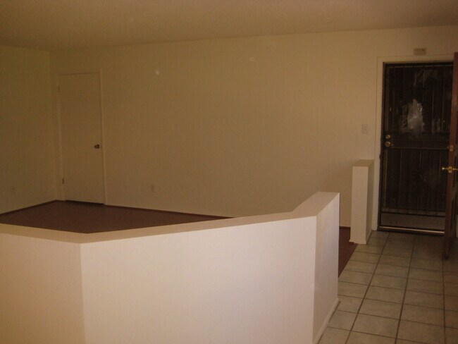 Building Photo - 810 S Kolb Rd
