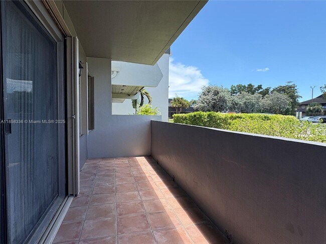 Building Photo - 10431 N Kendall Dr