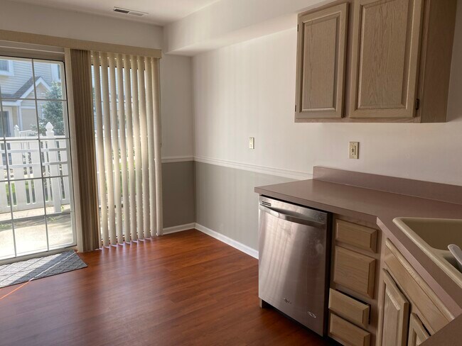 Kitchen - 404 Oswego Ct