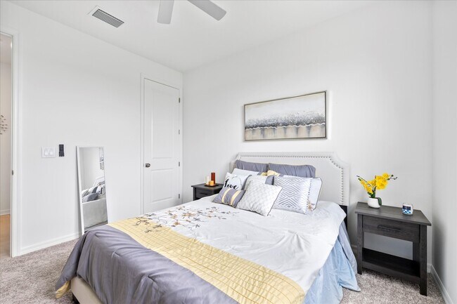 Building Photo - 12195 Stirrup Dr