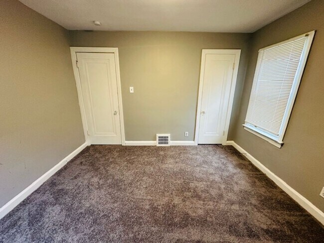 Building Photo - 3 Bedroom 1 Bath For Lease -Section 8 Ready