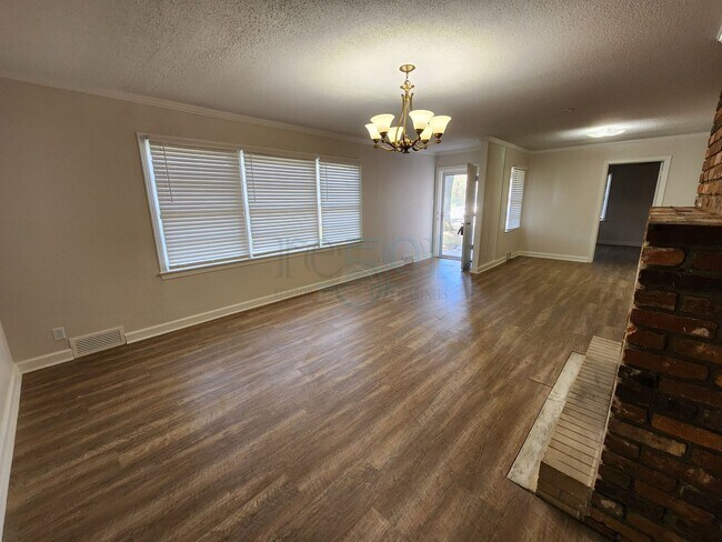 Building Photo - Compeltely Remodeled 3 Bedroom 3 Bathroom