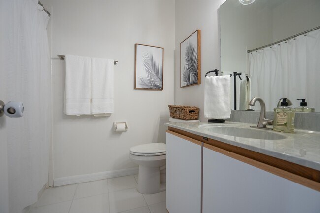 Building Photo - 212 Somerset Ct