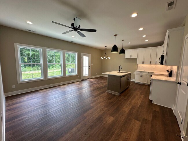 Building Photo - Beautiful new townhouse located in the new...