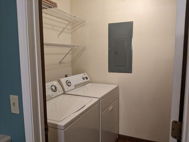 Building Photo - Upper Level Condo Overlooking the Tennis C...