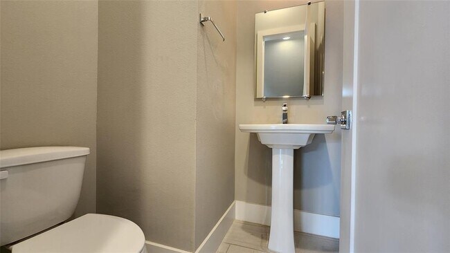 Building Photo - 5713 Larkin St