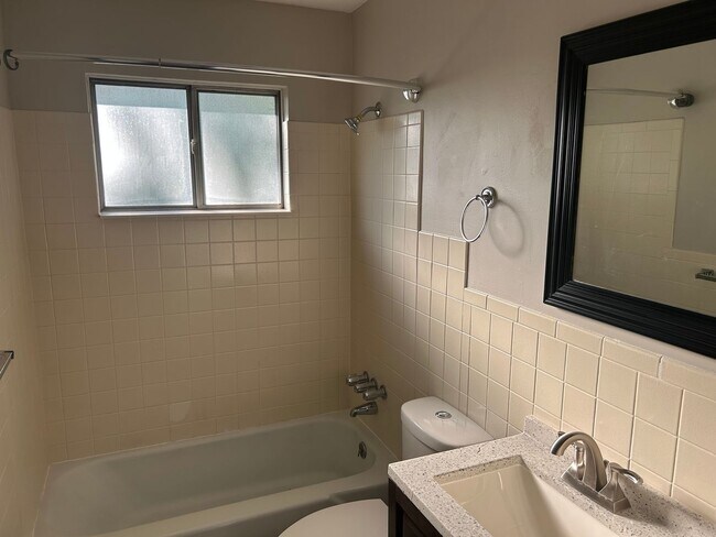 Building Photo - 2519-2521 Woodmere