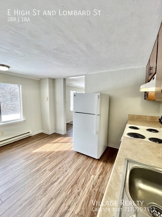 Building Photo - Huge 2-Bed apartment with washer/dryer hoo...