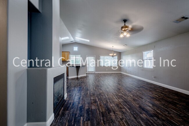 Building Photo - 4 Bedroom/2 Bath Home in the Southwest - $2495 per month!