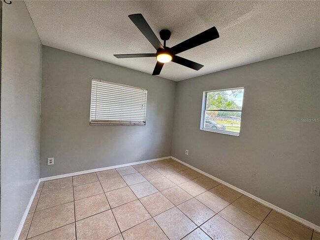 Building Photo - 775 Hillview Dr