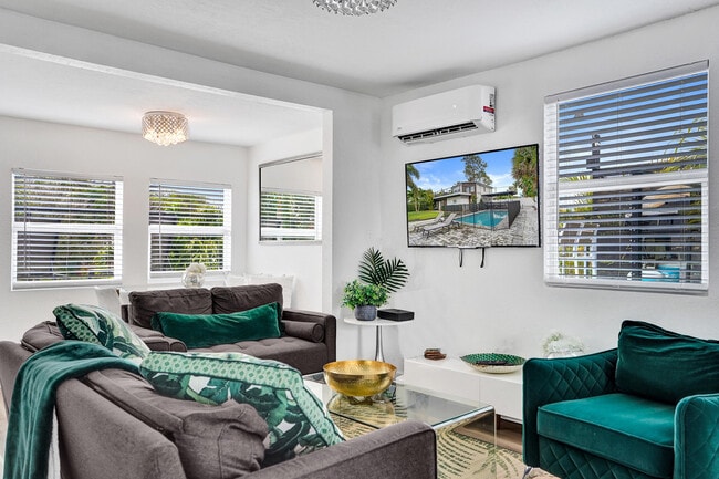 Building Photo - 311 SE 3rd Ave