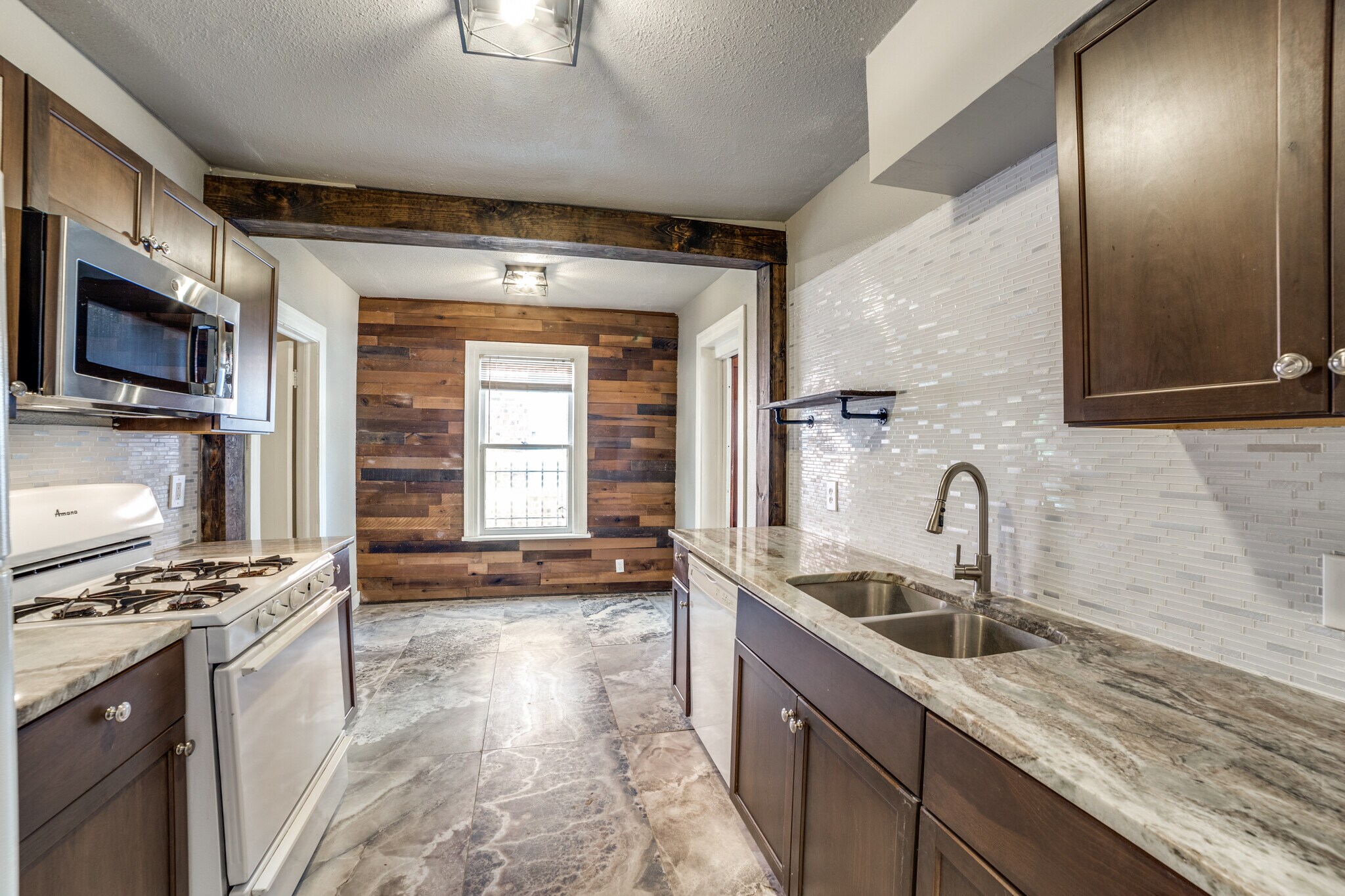 Kitchen - 135 E Ridgewood Ct