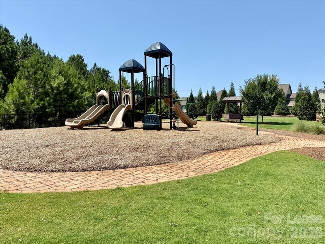 Building Photo - 4019 Oakmere Rd