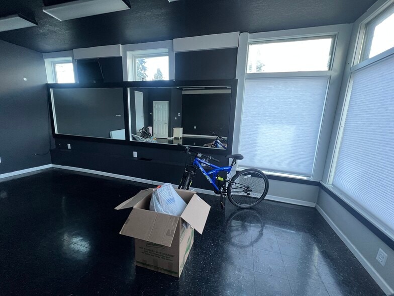 Building Photo - 402 Cascade St