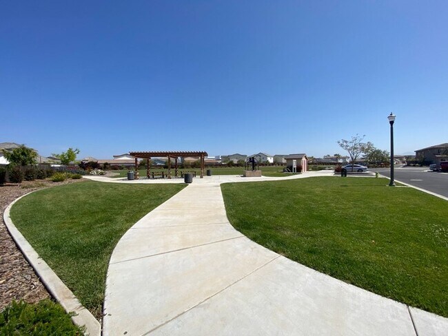 Building Photo - Like New Spacious Home in Gated Community