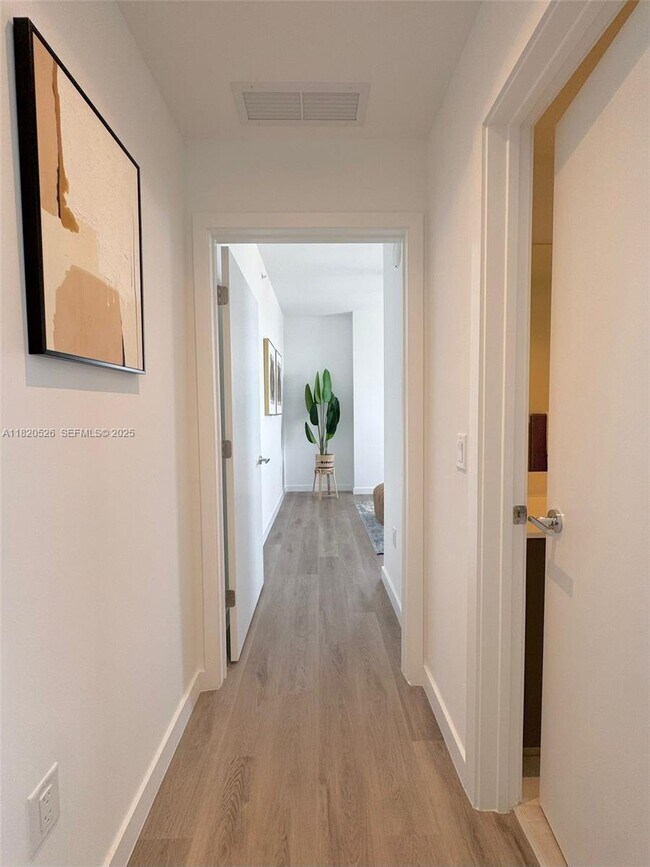 Building Photo - 1642 NE 1st Ave