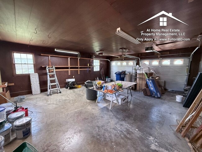 Building Photo - 511 Kleewood Dr