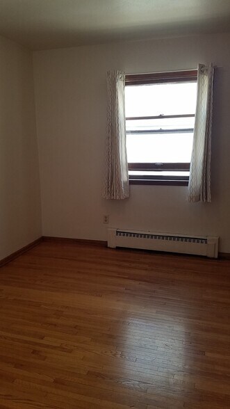 Building Photo - 1022 Arkwright St N